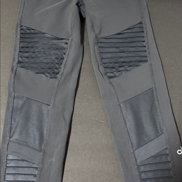 Alo Yoga High-Waist Moto Legging
W5494R Size S - Picture 9 of 14